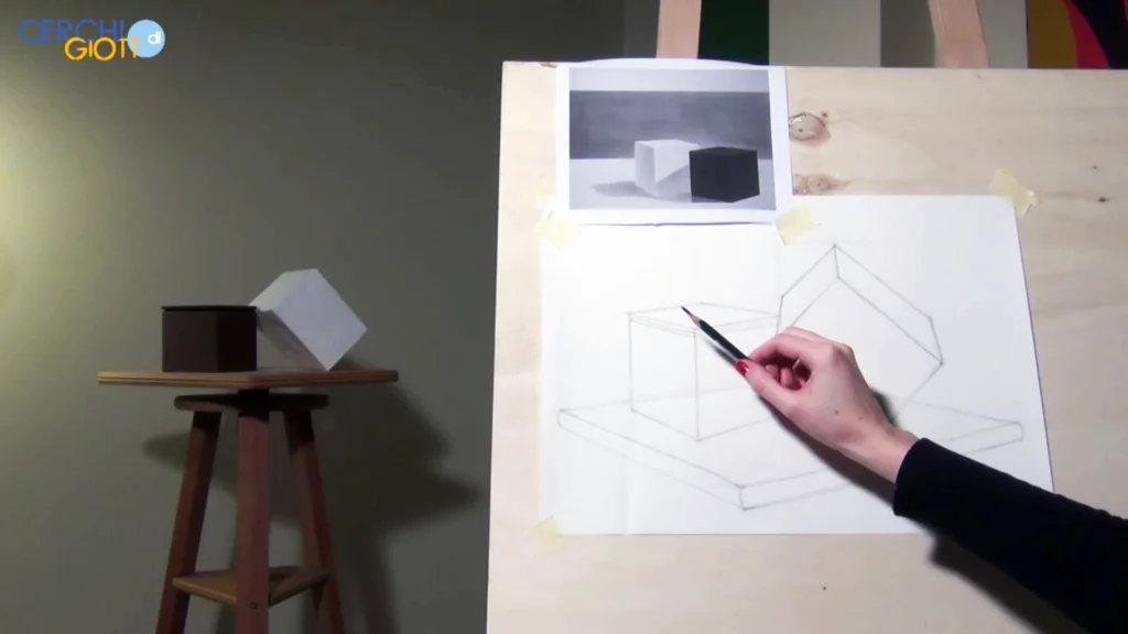Artista che esegue il tratteggio a 45 gradi su un disegno